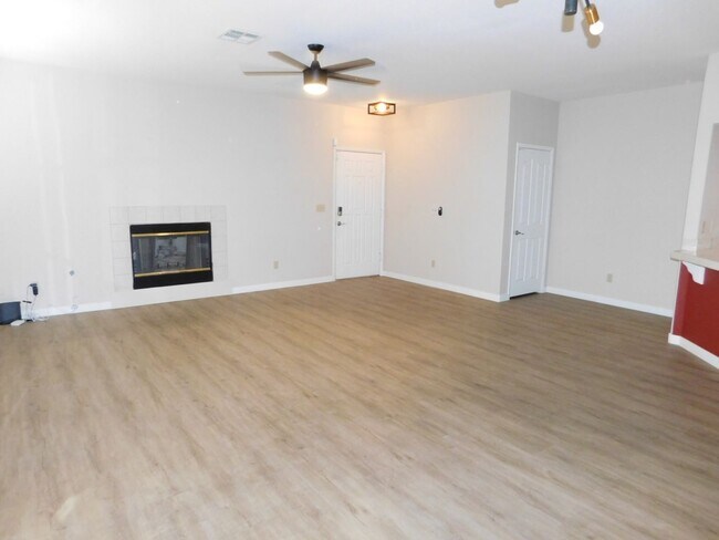 Building Photo - Gorgeous 3 bedroom condo with a 2 car garage! Tons of upgrades*Southwest*Gated community*