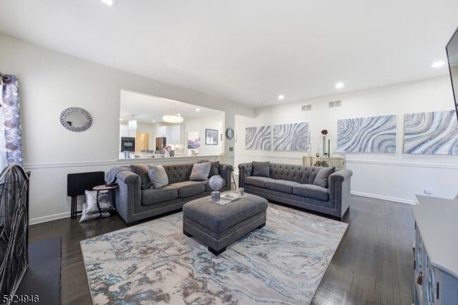 Building Photo - 11 Rosewood Ln