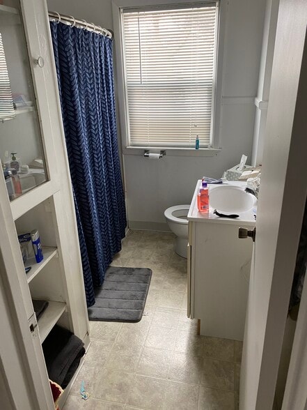 Upstairs bathroom - 609 S Lucas St