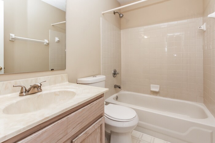 Building Photo - 5639 Oakcrest Dr