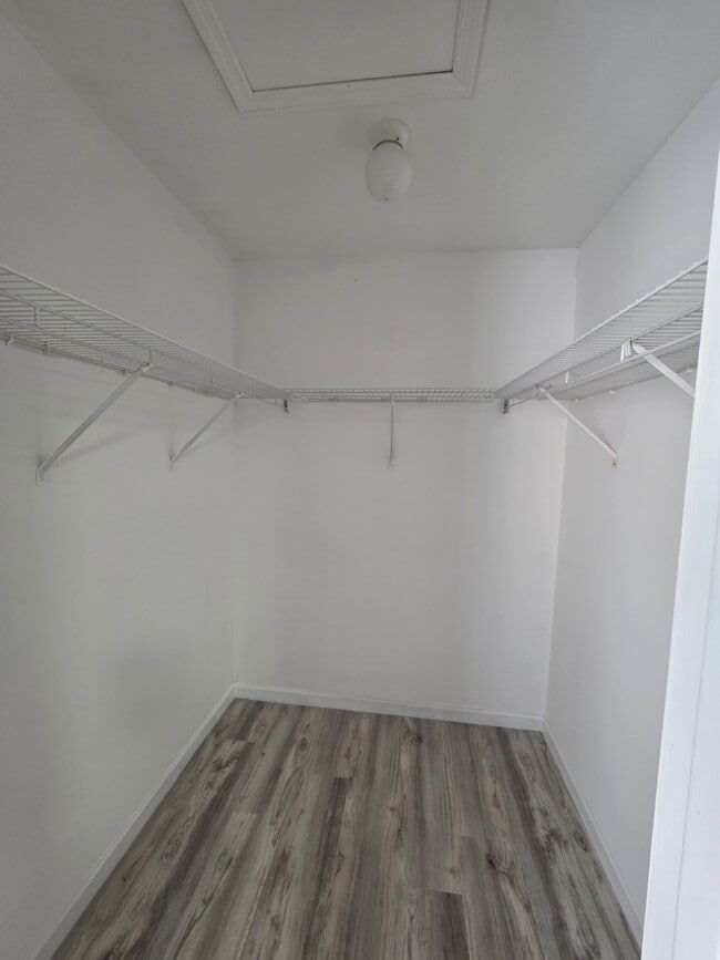 Building Photo - 813 Forest Trace Dr