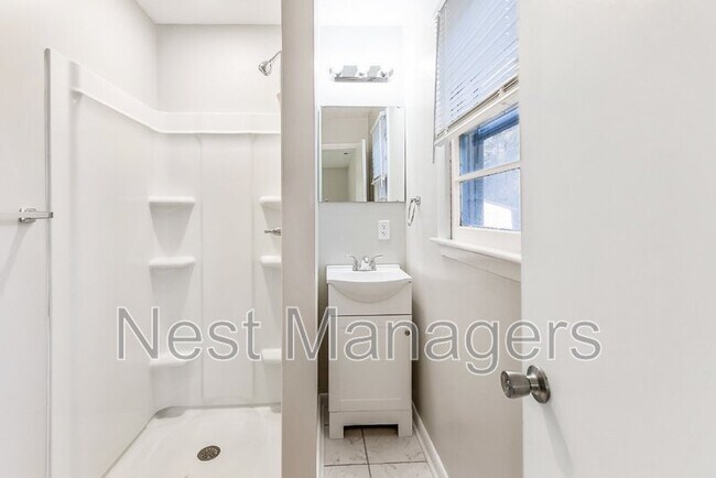Building Photo - 1089 Essex Pl