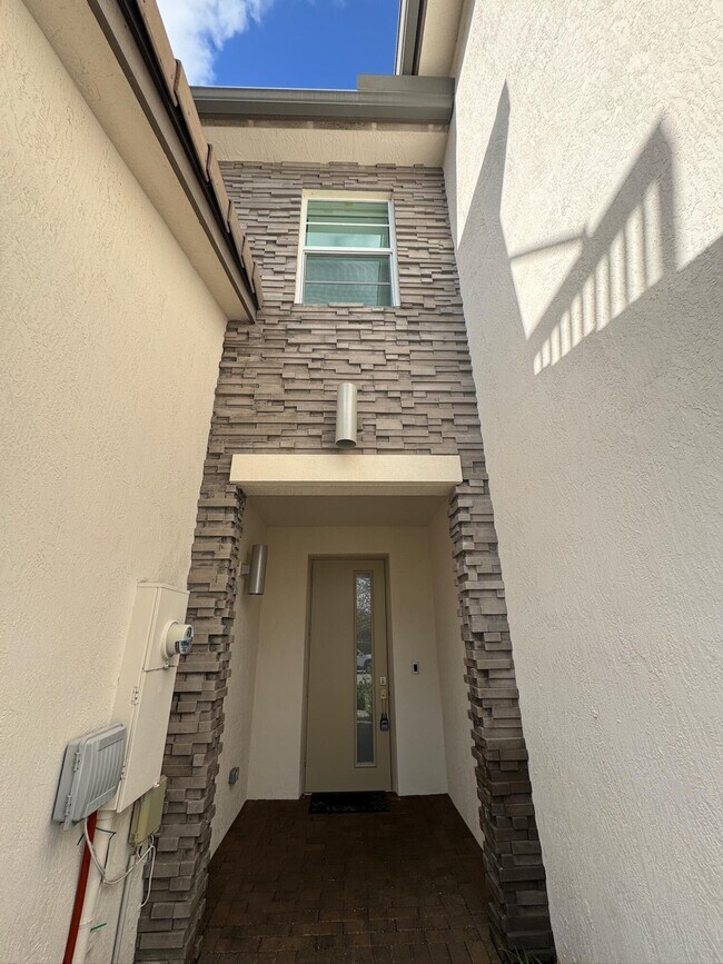Building Photo - 8975 Kingsmoor Wy