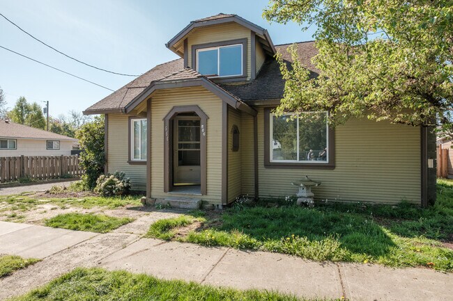 Building Photo - 566 W Ida St