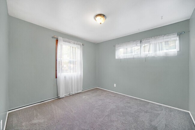 Building Photo - 3 Bedroom 1 Bathroom Apartment for Rent!