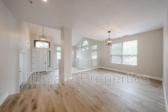 Building Photo - 6033 E Smokehouse Trail