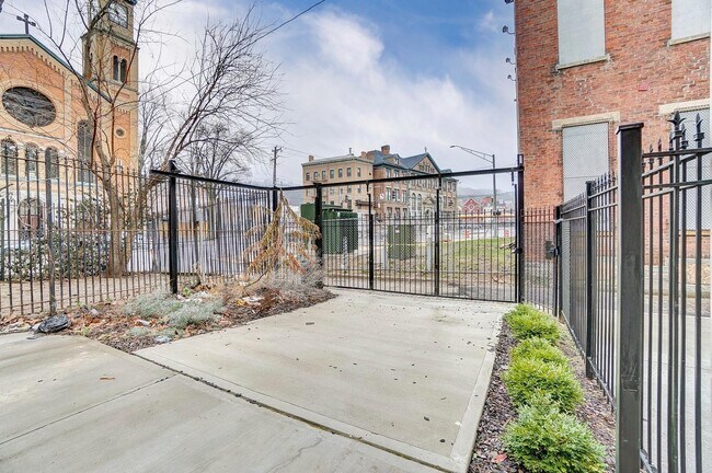 Building Photo - 1534 Republic St