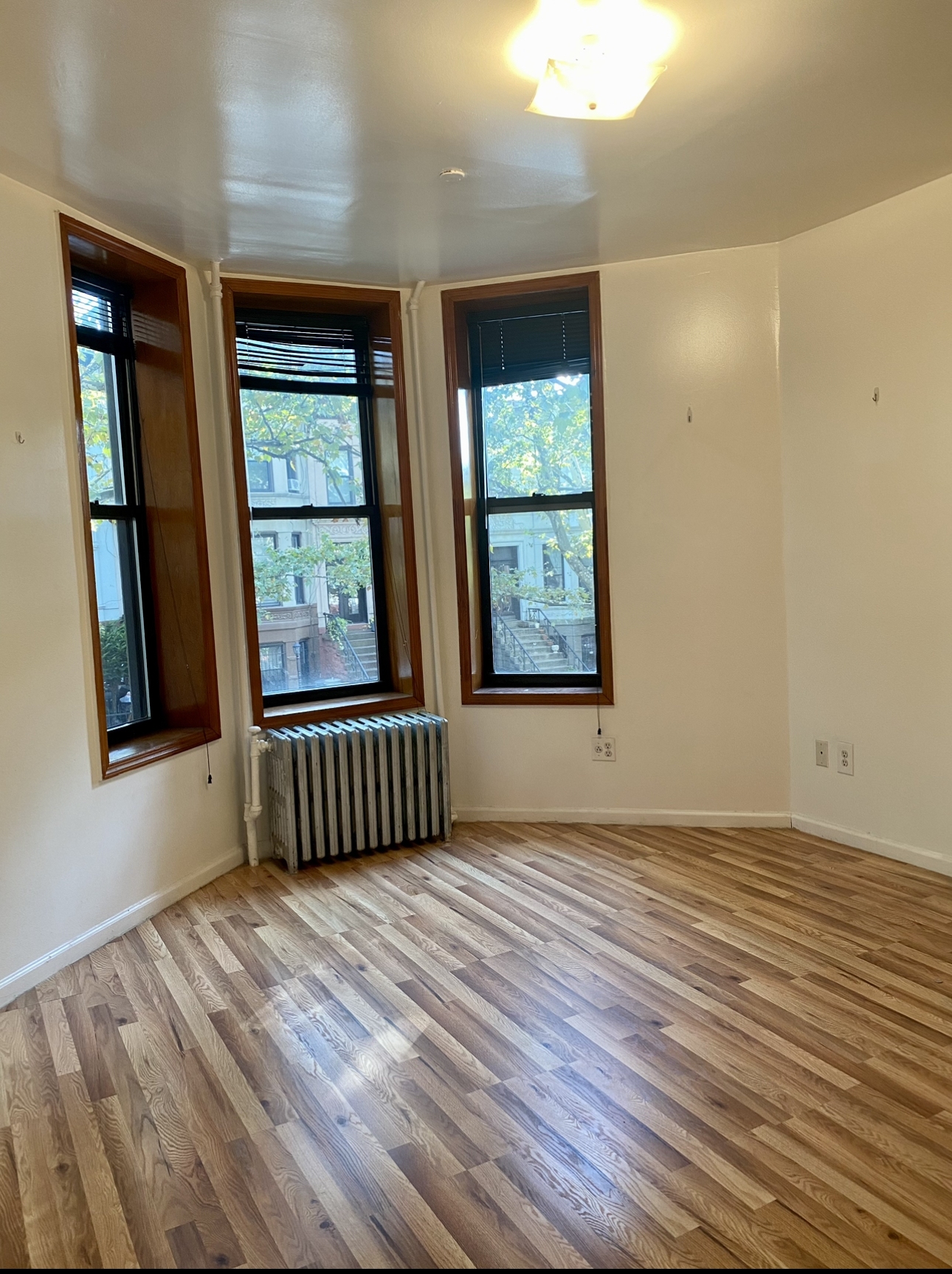 Master bedroom with view - 541 47th St