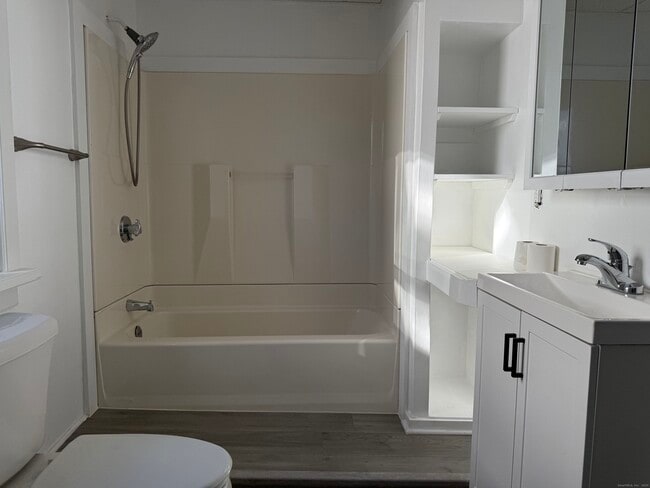 Building Photo - 15 Freestone Ave