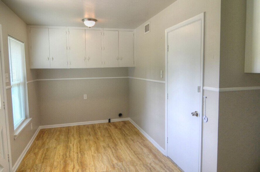 Building Photo - 2434 Dunloe Dr