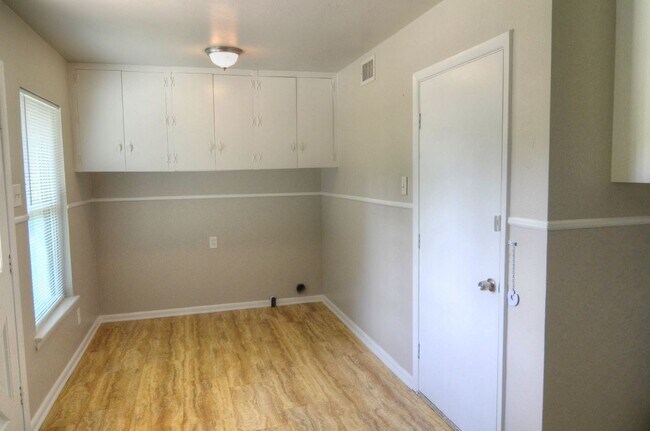 Building Photo - 2434 Dunloe Dr