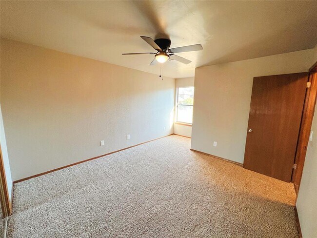 Building Photo - 213 Woodbridge Cir