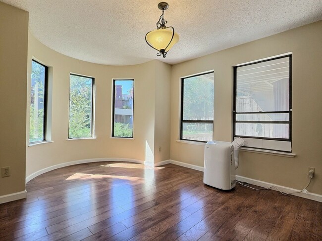 Building Photo - 3 BD/2 BA Gorgeous Pet-Friendly Home in Fa...