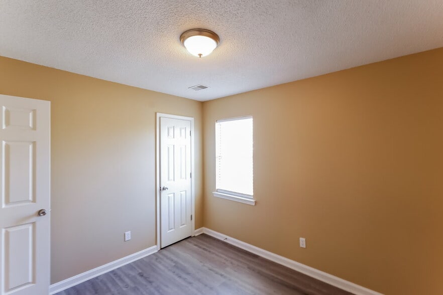 Building Photo - 104 Stonehaven Dr