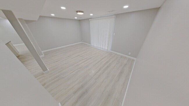Building Photo - "3-Bed Sterling Heights Home with Granite Kitchen & Finished Basement!"