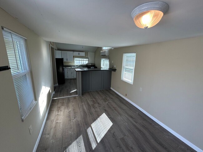 Building Photo - *COMING SOON* ALL BILLS PAID!! 1 Bedroom /...