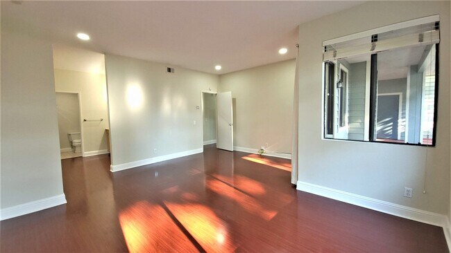 Building Photo - 37168 Meadowbrook Common, Unit 105