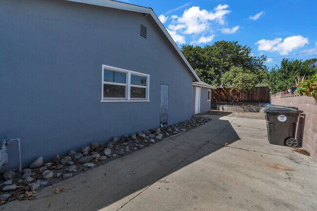 Building Photo - 4824 Benito St