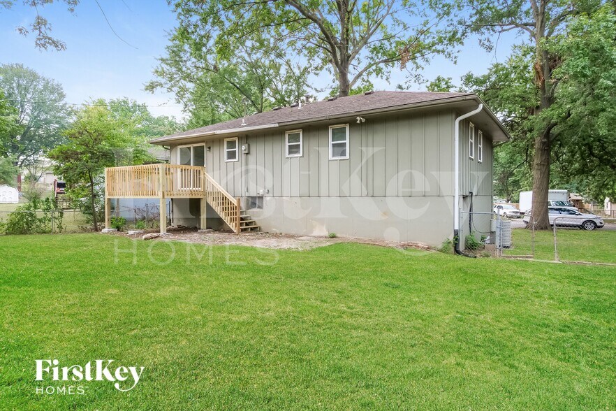 Building Photo - 309 NE Sunnybrook Dr