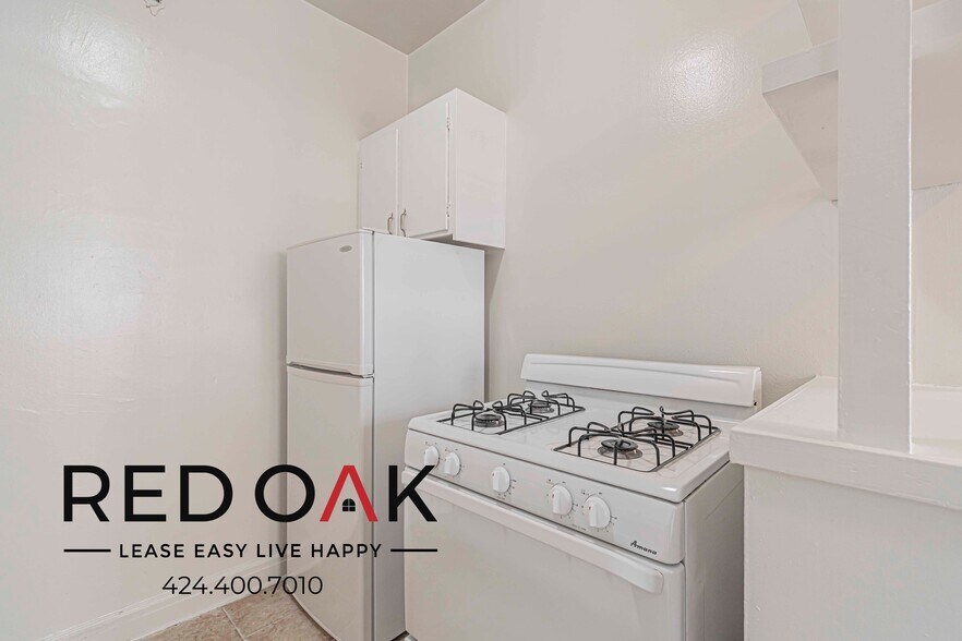 Building Photo - 570 N Rossmore Ave