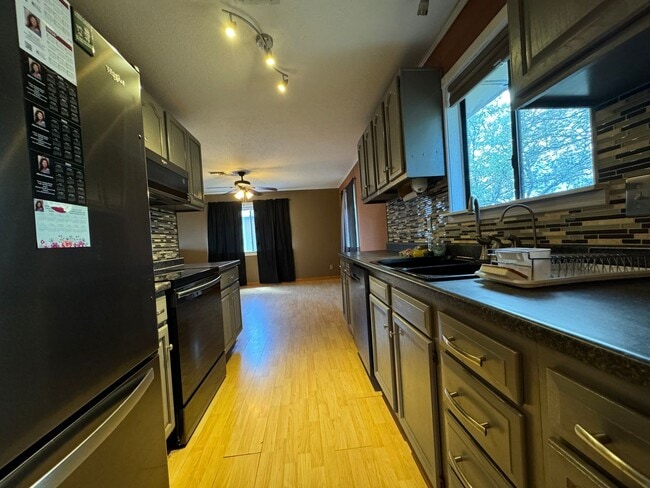 Building Photo - 3BR/2BA/1CG, 1489 sq.ft. rental in Huachuca City, AZ