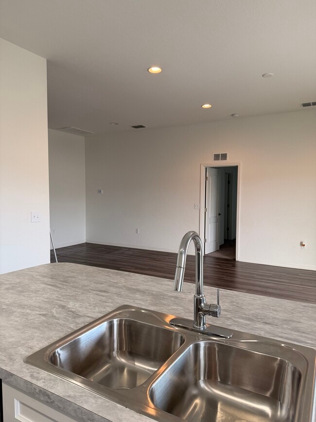 Building Photo - 281 Arbuthnot St