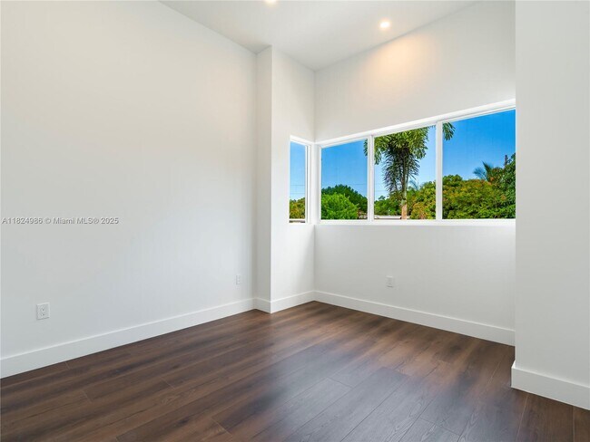 Building Photo - 2931 SW 12th Ave