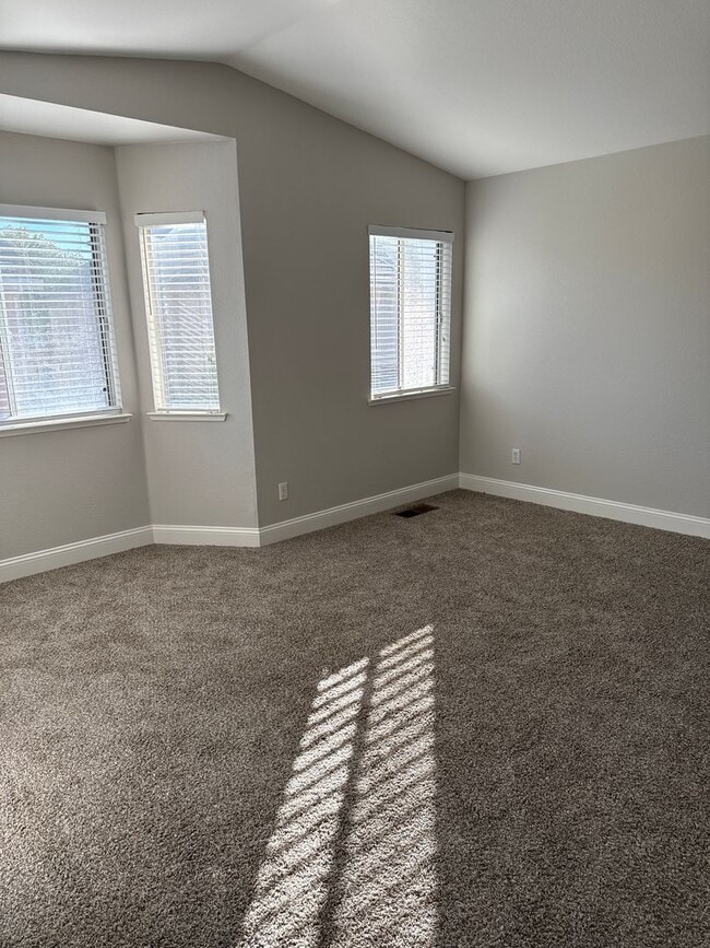 Building Photo - Great location