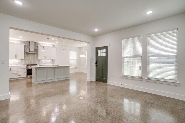 Building Photo - Brand New Custom 3 Bedroom Home in Granbury!