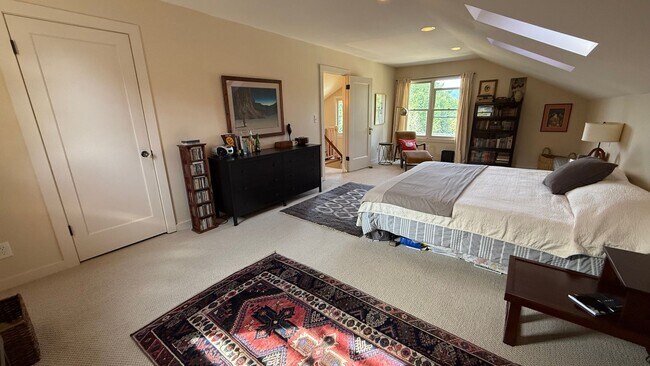 Building Photo - Beautiful Fully Furnished Home in Close-In...