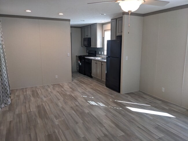 Building Photo - 160 Forrest Ave