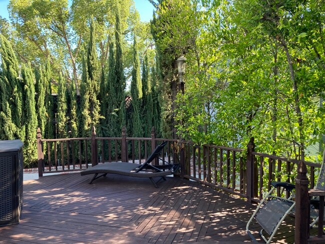 Deck shows privacy - 4454 Laurelgrove Ave