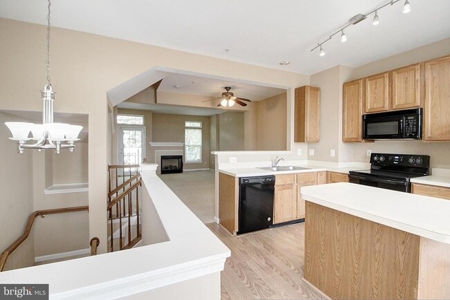 Building Photo - 586 Eisenhower Dr
