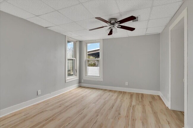 Building Photo - "Spacious 3-Bedroom Gem at 57 1/2 Saratoga...