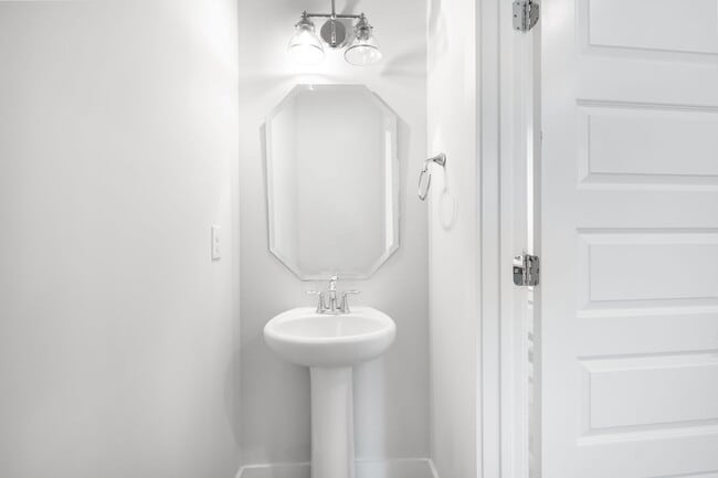 Building Photo - 642 W End Dr