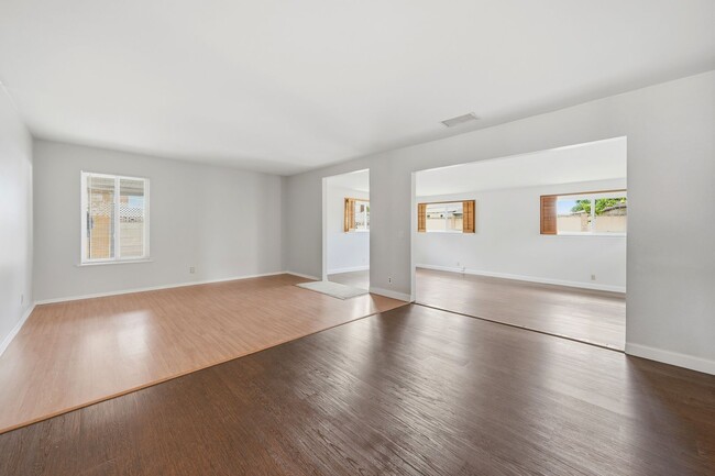Building Photo - Spacious and Well Maintained 3 Bedroom Home in Orange