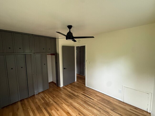 Building Photo - 3035 Pioneer Dr