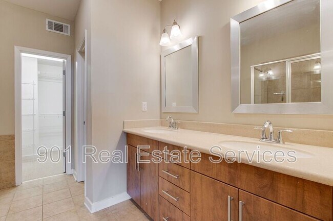 Building Photo - 380 Island Dr