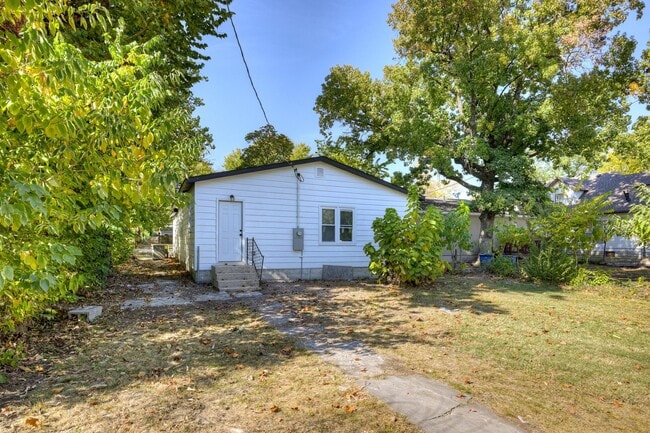Building Photo - 1519 S Sergeant Ave
