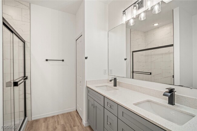 Building Photo - 627 SE 13th Pl