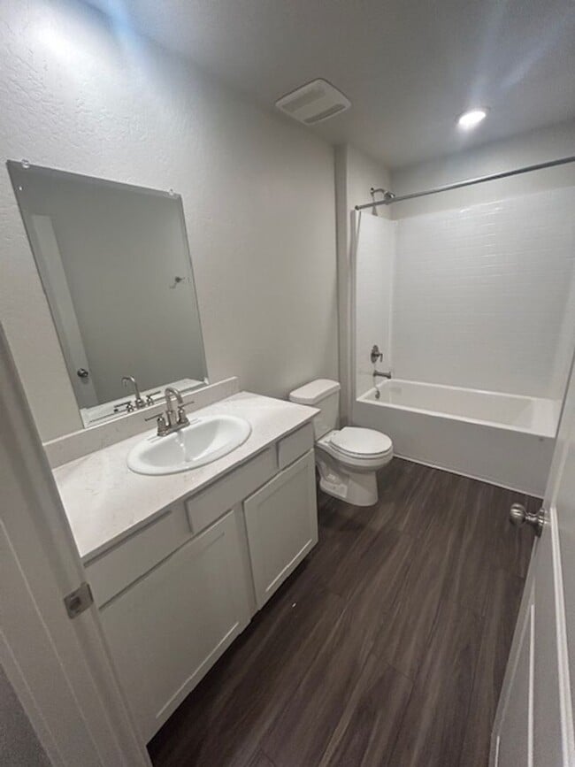 Building Photo - Newer 5 Bedroom 3 Bathroom in Tulare!