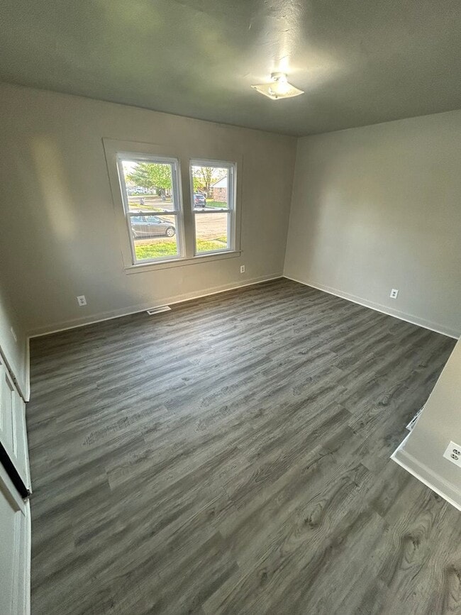 Building Photo - 841 Stanley Ave