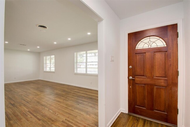 Building Photo - 8939 Rockhurst Dr