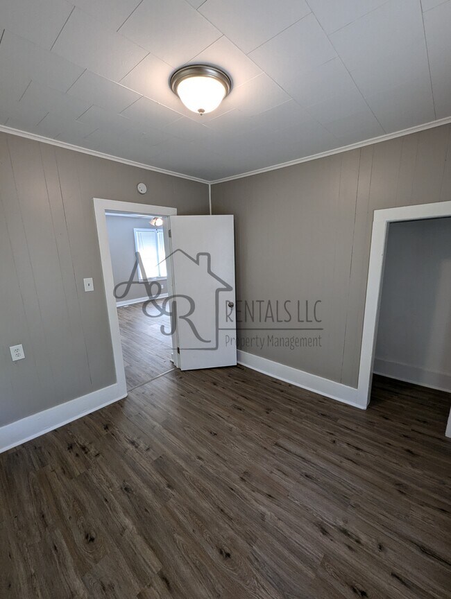 Building Photo - 908 E 8th St