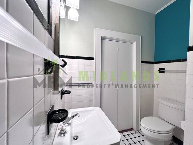 Building Photo - 2417B Clark Street