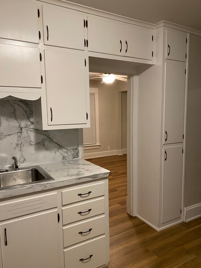 Building Photo - Yellow (417)