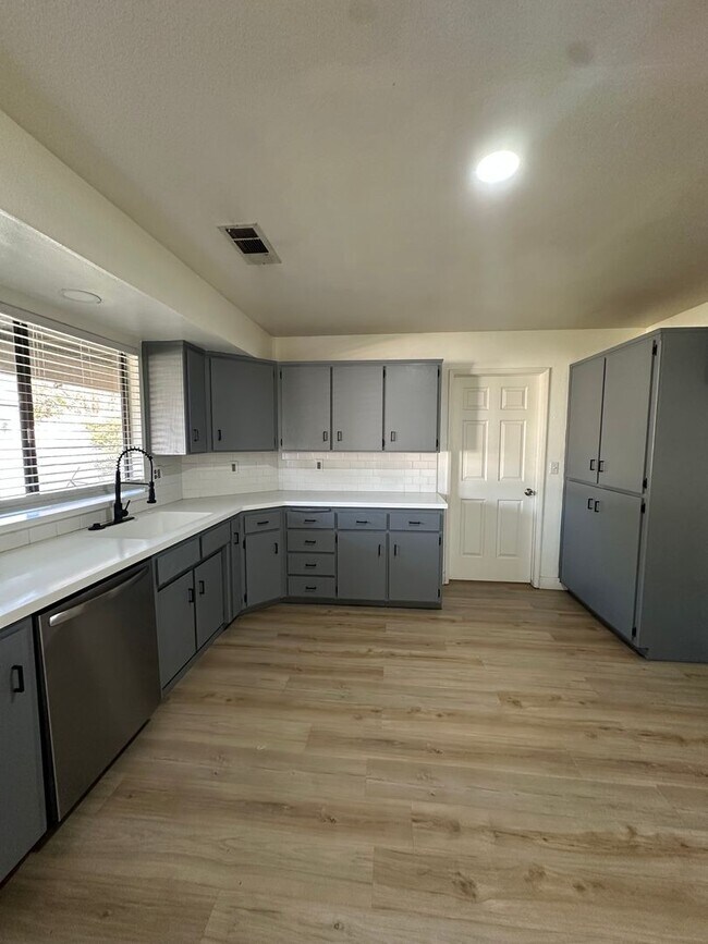 Building Photo - Charming Home Rent Ready !