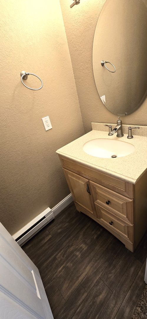 Building Photo - 2 Bedroom, 1.5 Bathroom, 1 Car Garage For Rent In The 4-J Subdivision