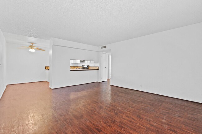 Building Photo - 2-Bedroom 1st-Floor Apartment – Move In To...