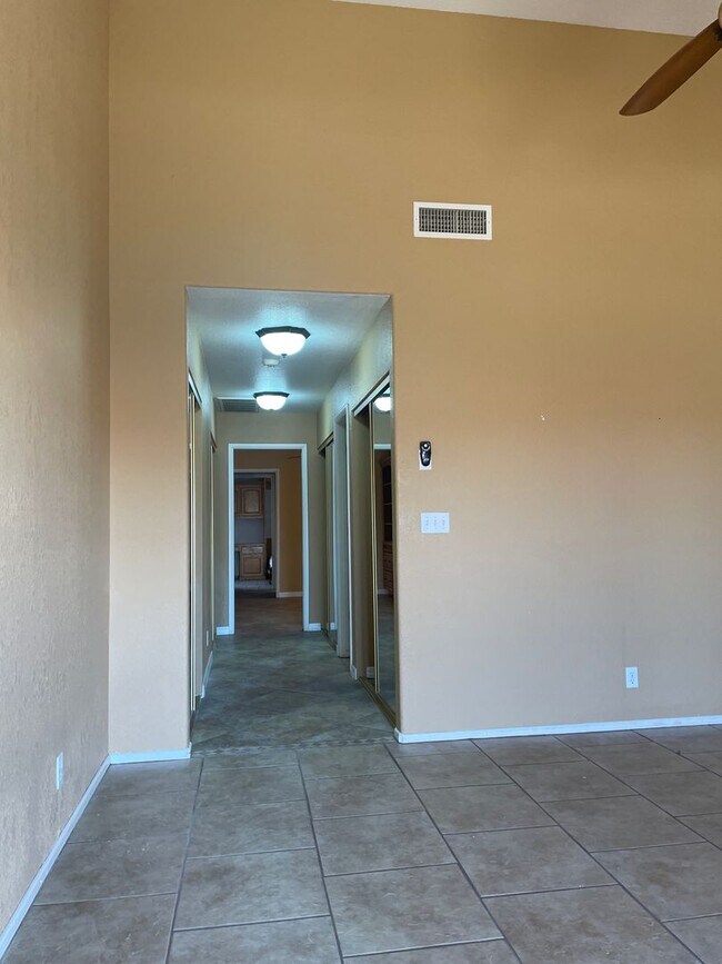 Building Photo - Desirable Windsor Beach Condo! Unfurnished...